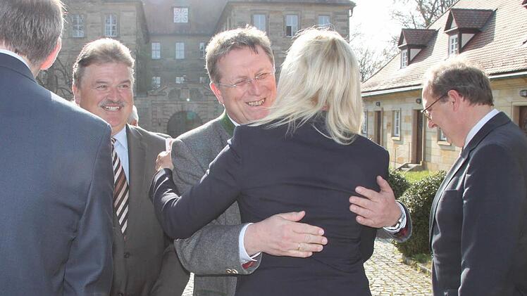 Für Kulmbachs OB Henry Schramm gibt es eine Umarmung; links daneben Landrat Klaus Peter Söllner. Foto: Stephan Tiroch