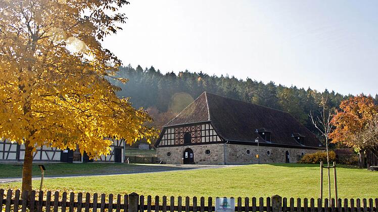 Regelrecht aus dem Dornröschenschlaf erweckt wurde die Alte Schäferei in Ahorn, die zur Heimat für das Gerätemuseum des Coburger Landes mit seinen umfangreichen Sammlungen wurde. Foto: Jochen Berger