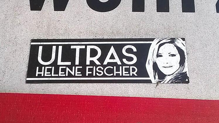 In der Bahnhofstraße hat sich ein Helene-Fischer-Fan verewigt.Foto: Jochen Berger