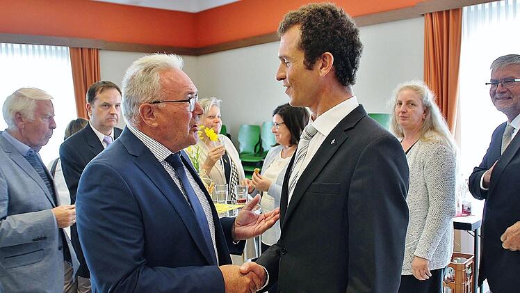 3. Bürgermeister Thomas Leiner überbringt die Glückwünsche der Stadt. Foto: Werner Vogel