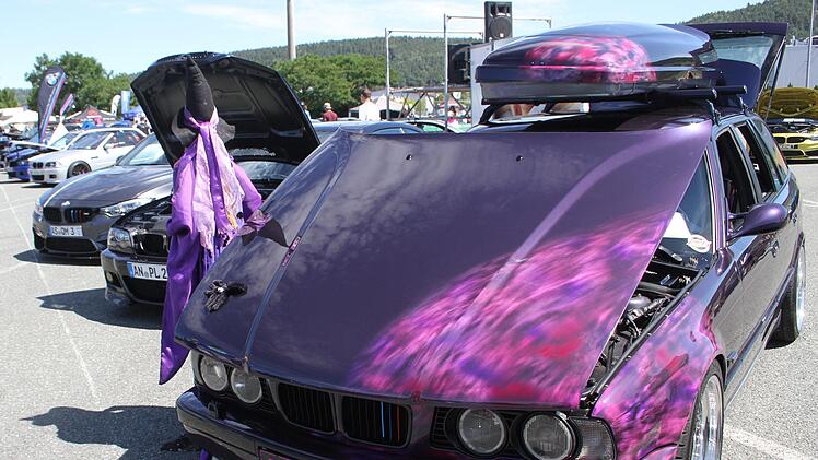 Alternative zum Besen: Die BMW-Hexe setzt auf Violett.