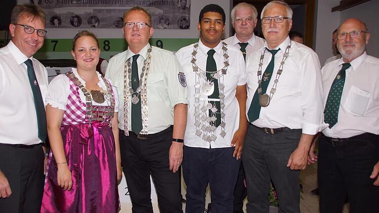 Die neuen Majestäten des Schützengaus Schweinfurt mit (von links) Bezirksvorsitzendem Matthias Dörrie, Gau-Königin Lisa Sturm, Gau-König Udo Sturm, Gau-Jugendkönig Ismael Kaba, Gauschützenmeister Norbert Mahr, Gau-Auflagekönig Rudolf Berninger und dem Zweiten Gauschützenmeister Otto Iff.Sabine Weinbeer