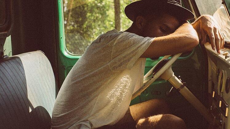 Wer den Rausch im eigenen Auto ausschlafen möchte, sollte dies nich auf dem Beifahrersitz tun. Symbolfoto: Pixabay.com / Free-photos