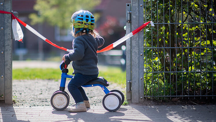 Coronavirus - Abgesperrter Spielplatz