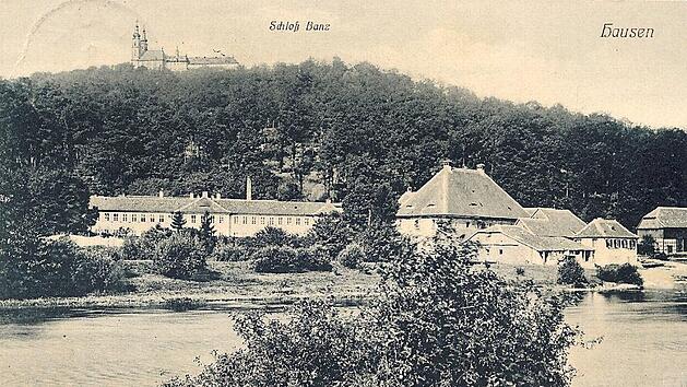 Mühle und Porzellanfabrik Hausen auf einer Ansichtskarte des frühen 20. Jahrhunderts. Beide Betriebe gehörten seit 1803 Joseph Felix Silbermann.