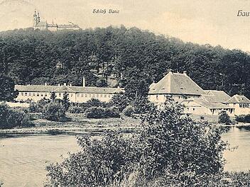 Mühle und Porzellanfabrik Hausen auf einer Ansichtskarte des frühen 20. Jahrhunderts. Beide Betriebe gehörten seit 1803 Joseph Felix Silbermann.