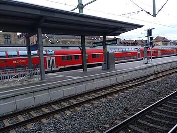 Mann am Bahnhof Erlangen ins Gleisbett gesto&szlig;en