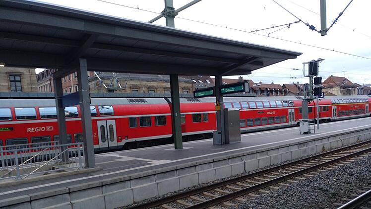 Mann am Bahnhof Erlangen ins Gleisbett gesto&szlig;en
