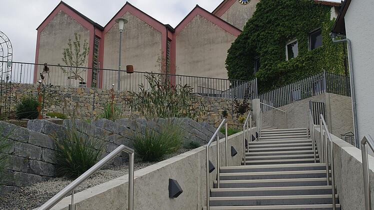 Dass der Handlauf an der Treppenanlage nicht durchgängig ist, bemängelten Gemeinderäte an der ansonsten gut gelungenen Sanierung des Josefsheims.  Foto: Stephanie Elm
