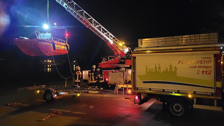 Rettungseinsatz in Kitzingen: Die Feuerwehr wurde alarmiert, weil ein 41-Jähriger in den Main gefallen war.