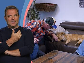 Dass sich Produzent Markus in den Tierschutz-Welpen Jabba verliebt hat, &uuml;berrascht Martin R&uuml;tter (links) nicht.