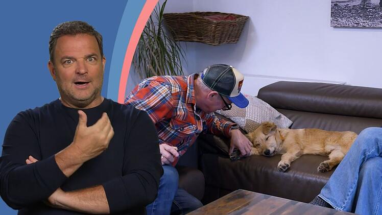 Dass sich Produzent Markus in den Tierschutz-Welpen Jabba verliebt hat, &uuml;berrascht Martin R&uuml;tter (links) nicht.