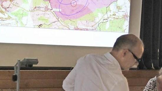 Gunter Häckner zeigte die möglichen Windrad-Standorte. Foto: Ralf Kestel