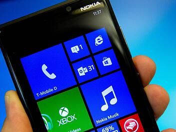 Nokia und Microsoft arbeiten bereits bei den Lumia-Smartphones zusammen. Das Gerät läuft mit dem Windows-Betriebssystem. Foto: Kay Nietfeld/dpa