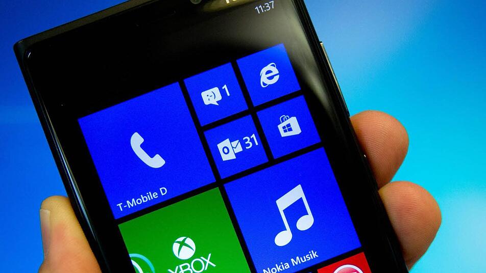 Nokia und Microsoft arbeiten bereits bei den Lumia-Smartphones zusammen. Das Gerät läuft mit dem Windows-Betriebssystem. Foto: Kay Nietfeld/dpa