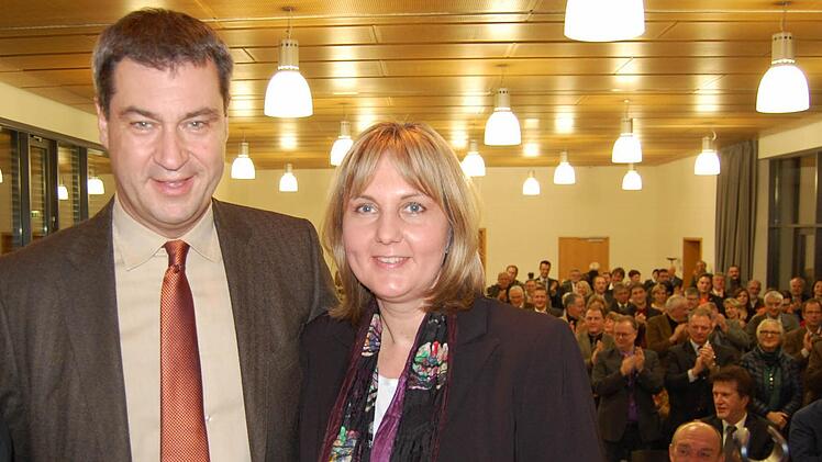 Im voll besetzten Saal des Pfarrzentrums St. Augustin erhielt Birgit Weber prominente Wahlkampfunterstützung: Bayerns Finanz- und Heimatminister Markus Söder erklärte, warum er bei der OB-Wahl in Coburg für seine Parteifreundin die Daumen drückt. Foto: Oliver Schmidt