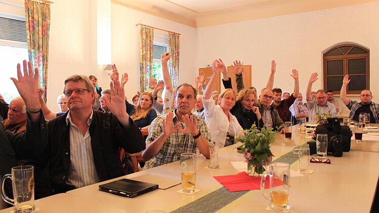 Fast nur einmütige Zustimmung gab es bei allen Entscheidungen am Montagabend in Untersteinbach. Dort gründete sich der "Verein Nationalpark Nordsteigerwald". Foto: Klaus Schmitt