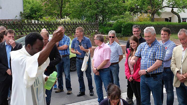 Den ökumenischen Kirchensegen gab es gemeinsam vom katholischen Pfarrer Dr. Blaise Opanachi aus Oberthulba und dem evangelischen Pfarrer Philipp Klein aus Bad Kissingen. Foto: Gerd Schaar