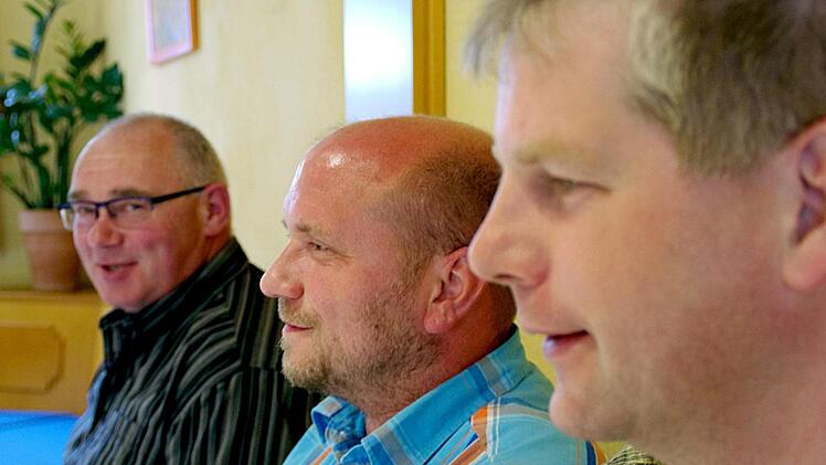 Erwin Schwarz, Marcus Appel und Klaus Siegelin (v. l.) verfolgen den Dialog um einen möglichen Nationalpark Frankenwald mit großer Skepsis. Sie betonen, dass die Landwirte von den Befürwortern zu Unrecht als Buhmänner abgestempelt werden. Foto: Marco Meißner