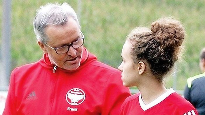 Teuchatz' Trainer Frank Lunz war mit dem Remis zum Bezirksliga-Auftakt zufrieden.  Foto: Herbert Christa