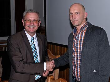 Bürgermeister Gotthard Schlereth (links) begrüßte den neuen Schulleiter Frank von Schoen.Gerd Schaar