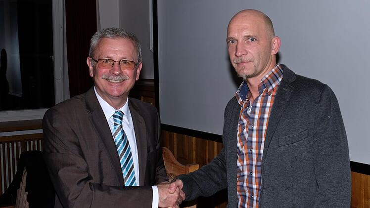 Bürgermeister Gotthard Schlereth (links) begrüßte den neuen Schulleiter Frank von Schoen.Gerd Schaar