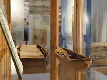 Holzmodelle alter Fähren geben Einblick in die Geschichte der Flussfahrt.Foto: Arkadius Guzy