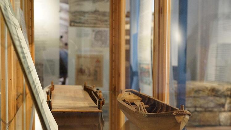 Holzmodelle alter Fähren geben Einblick in die Geschichte der Flussfahrt.Foto: Arkadius Guzy