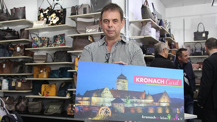 Hier noch im Großformat, ab Mitte November dann im Scheckkarten-Format erhältlich: die Kronach Card. Foto: Franziska Rieger