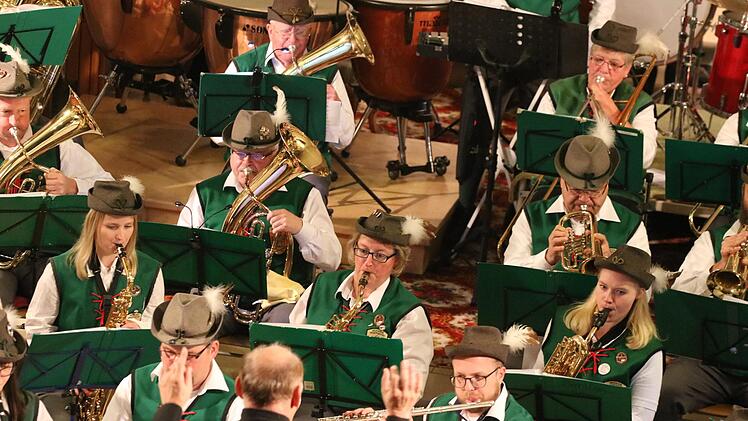 Festliche Bläsermusik zum Advent präsentierte der Wildfleckener Musikzug in der Kirche Sankt Josef. Sebastian Schmitt