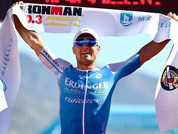 Andreas Dreitz jubelt über den Sieg in Marbella und die Qualifikation für die 70.3-Weltmeisterschaft im September in Nizza.  Foto: pr