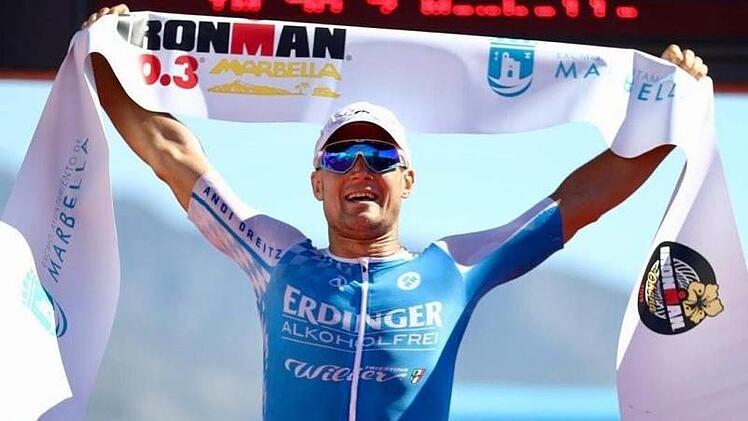 Andreas Dreitz jubelt über den Sieg in Marbella und die Qualifikation für die 70.3-Weltmeisterschaft im September in Nizza.  Foto: pr