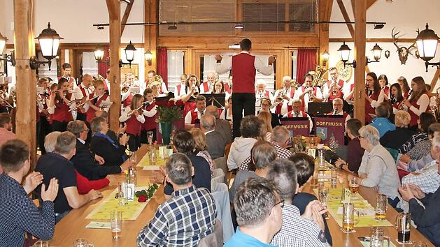 Gemeinsam beendeten die St&auml;dtische Jugendkapelle Kulmbach und die Rugendorfer Dorfmusik ihr Konzert im Zettlitzer Feststadl mit zwei Franken-Hymnen. Fotos: Klaus Klaschka