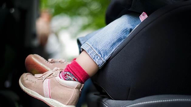 Kleinkind bei &uuml;ber 30 Grad im Auto im Kreis Kitzingen eingeschlossen: Feuerwehr muss Scheibe einschlagen
