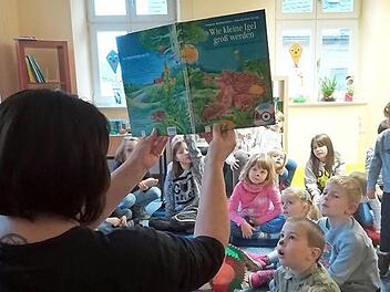 Beim Familien-Nachmittag der "Bibliothek im Alten Torhaus" gemeinsam mit dem Familienstützpunkt des Kigas St. Anna drehte sich alles um das Thema Igel.  Foto: Heike Schülein