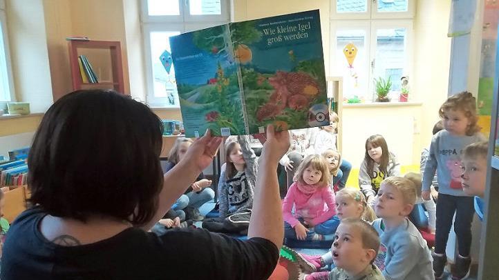 Beim Familien-Nachmittag der "Bibliothek im Alten Torhaus" gemeinsam mit dem Familienstützpunkt des Kigas St. Anna drehte sich alles um das Thema Igel.  Foto: Heike Schülein