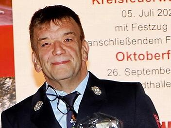 Eine besondere Ehrung: Zum Ehrenkommandanten wurde Uwe Hümmer ernannt. Ferner erhielt er das bayerische Feuerwehr-Ehrenkreuz in Gold. Und die Patenwehr aus Margetshöchheim übergab ein Geschenk.