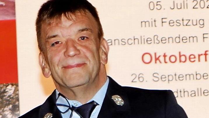 Eine besondere Ehrung: Zum Ehrenkommandanten wurde Uwe Hümmer ernannt. Ferner erhielt er das bayerische Feuerwehr-Ehrenkreuz in Gold. Und die Patenwehr aus Margetshöchheim übergab ein Geschenk.
