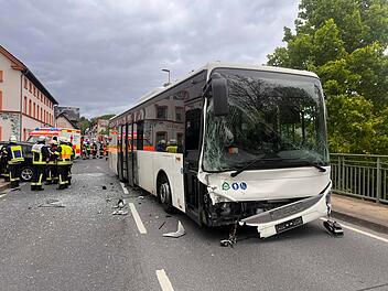 Auto übersieht Bus: Fünf Verletzte bei Unfall