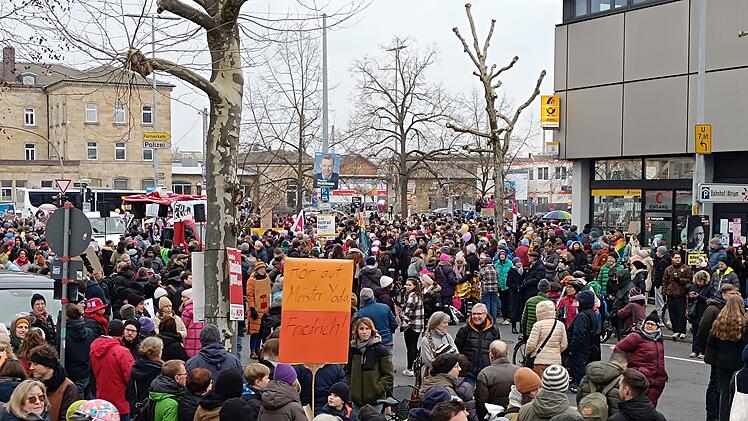 Große Demo in Bamberg: Tausende Menschen ziehen durch die Straßen