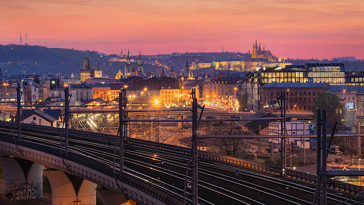 Prag Tschechien Prager Burg Hradschin Vitkov Stadtansicht Panorama Bahngleise Schienen Eisenbahn Altstadt historisch Sehensw&uuml;rdigkeit Hauptstadt Moldau Architektur Wahrzeichen Stadtbild Europa Reiseziel Tourismus Mitteleuropa Kulturstadt UNESCO-Welterbe Perspektive malerisch Landschaft Aussicht Skyline