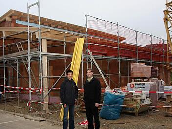 Kunreuths Bürgermeister Hermann Ulm (r.) freut sich mit Reinhard Niebler über das neue  Ärztehaus im Ortskern. Im   kommenden Herbst will Niebler mit seiner Praxis dort einziehen.  Foto: Galster