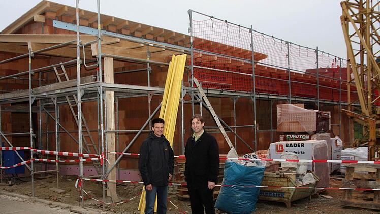 Kunreuths Bürgermeister Hermann Ulm (r.) freut sich mit Reinhard Niebler über das neue  Ärztehaus im Ortskern. Im   kommenden Herbst will Niebler mit seiner Praxis dort einziehen.  Foto: Galster
