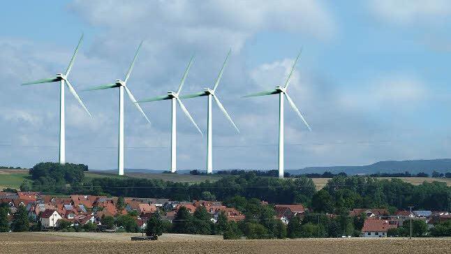 Windräder über Merkendorf? Diese Fotomontage zeigt, maßstabgerecht, wie es aussehen könnte.  Fotomontage: Wilhelm Will