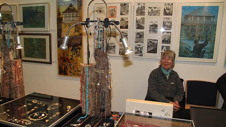 Karin Bannert stellte bei der Kunstmesse vor Weihnachten Unikat-Schmuck aus