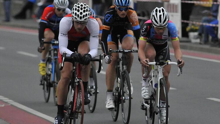 Martin Boubal (vorne) beim Sprint kurz vor der Zielgeraden.