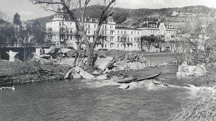 Kurz vor dem Einmarsch der Amerikaner wurde die Ludwigsbrücke mit Fliegerbomben gesprengt.  Foto: Stadtarchiv Bad Kissingen, Fotosammlung Josef Bötsch