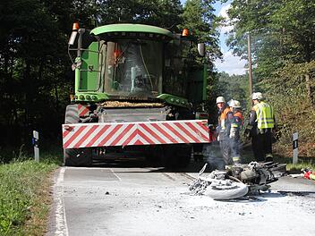 Die Unfallstelle nahe der Paßmühle; vorne das verkohlte Motorrad vor dem Mähdrescher.Foto: Ralf KestelDie Unfallstelle nahe der Paßmühle; vorne das verkohlte Motorrad vor dem Mähdrescher.Foto: Ralf Kestel