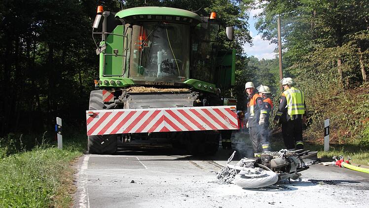 Die Unfallstelle nahe der Paßmühle; vorne das verkohlte Motorrad vor dem Mähdrescher.Foto: Ralf KestelDie Unfallstelle nahe der Paßmühle; vorne das verkohlte Motorrad vor dem Mähdrescher.Foto: Ralf Kestel