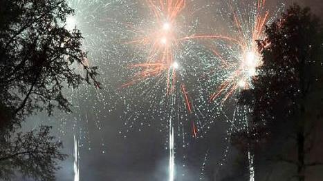 Zum Jahreswechsel 2016/2017 haben viele Kissinger den Blick auf das Feuerwerk genossen. Ein besonderes Lichterspektakel war von der Therme aus zu sehen. Glitzernde Sterne und leuchtende Fontänen lockten bei minus sieben Grad ins Freie. Foto: Peter Rauch